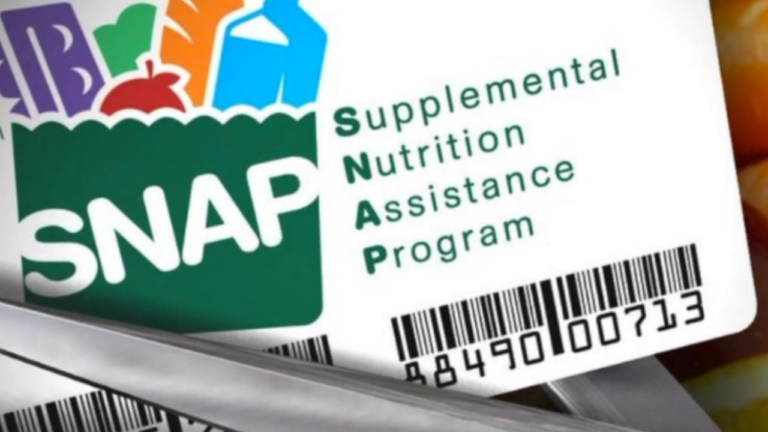 Image of a sign alerting shoppers that SNAP benefits are accepted at the location.